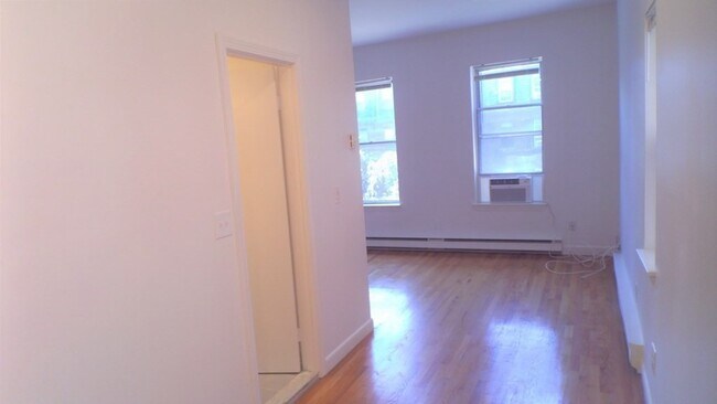 Building Photo - 11 Follen St