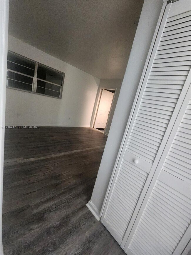 Building Photo - 519 NW 8th Ave