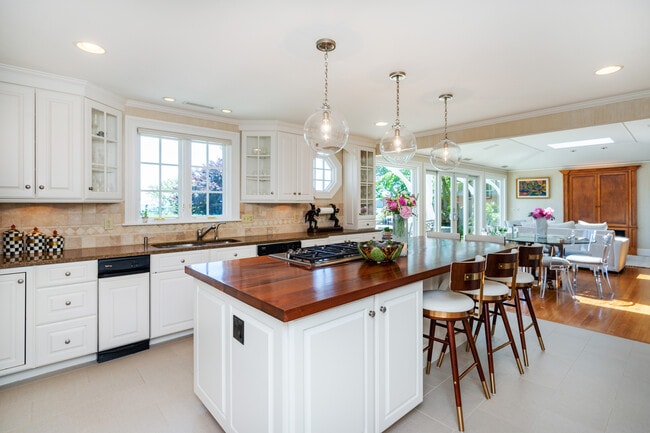 Building Photo - 3 Barclay Sq