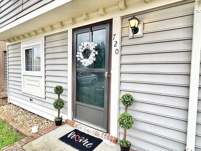 Building Photo - Glenleigh 1st-time Rental! Pet-Friendly, End-Unit Townhome, Cul-De-Sac with HUGE fenced backyard!