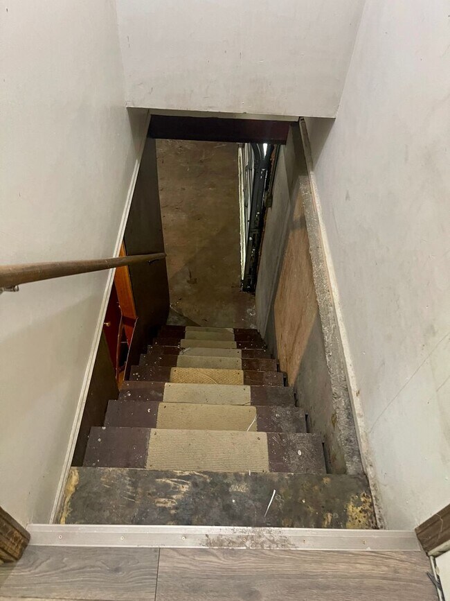 Building Photo - Fresh & Updated 1/2 Duplex