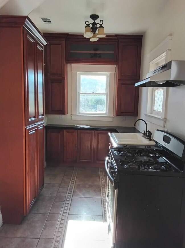 Building Photo - Golden Sails Property Group LLC -933 E. Santa Paula St