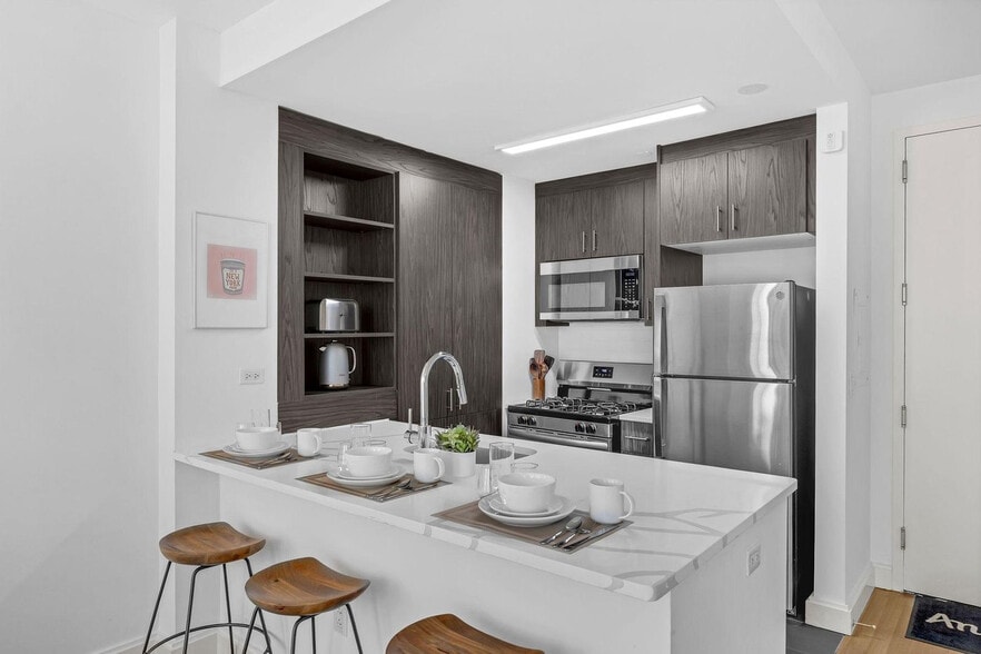 Building Photo - 10 Hanover Square