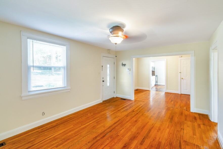 Building Photo - 2401 Vaulx Ln