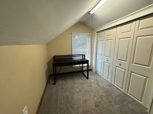 Building Photo - Large Augustana Rental Home