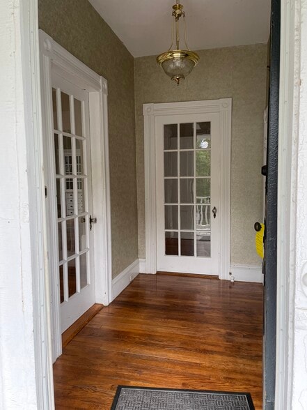 private entrance - 32 Preston St