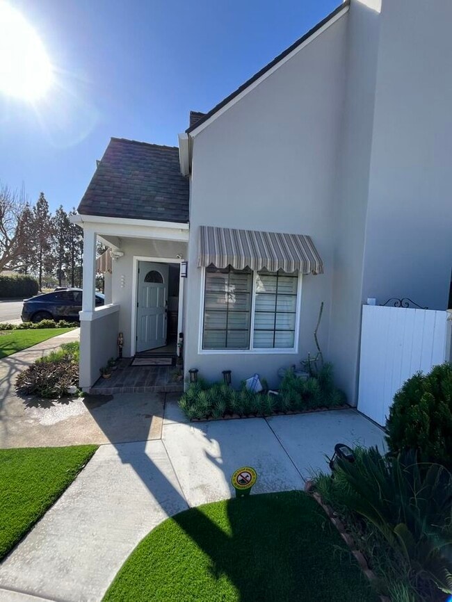 Building Photo - Charming 2BD Home w/ High Ceilings & Spacious Backyard – 4/3