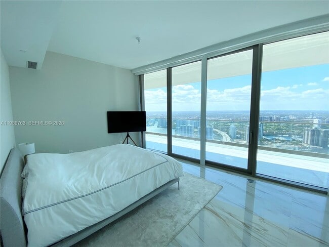 Building Photo - 18975 Collins Ave