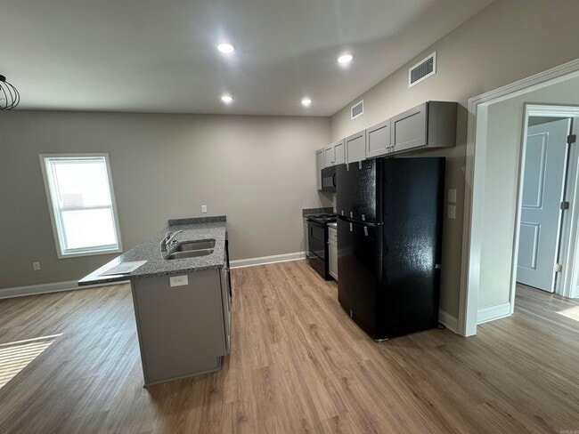 Building Photo - 215 N Elm St