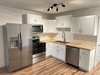 Building Photo - Remodeled Detached Above-Garage Hull Apartment!