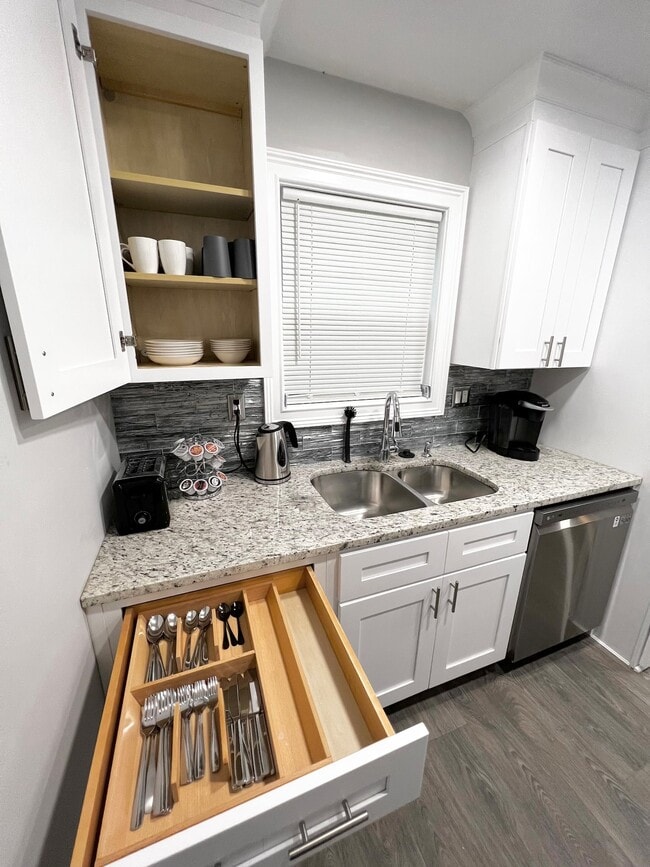 Building Photo - 5569 Pine Gate Dr