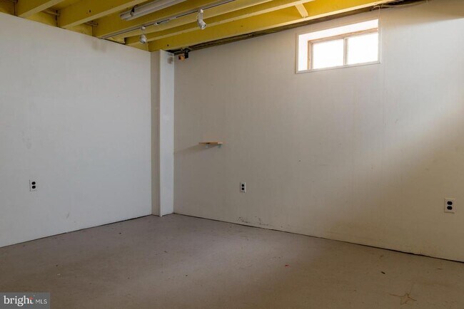 Building Photo - 404 S Croskey St