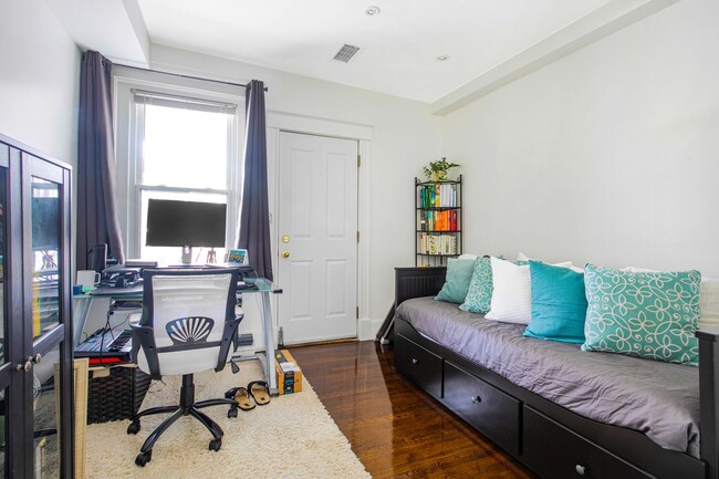 Building Photo - Gorgeous, updated 2 bed condo in Brookline!