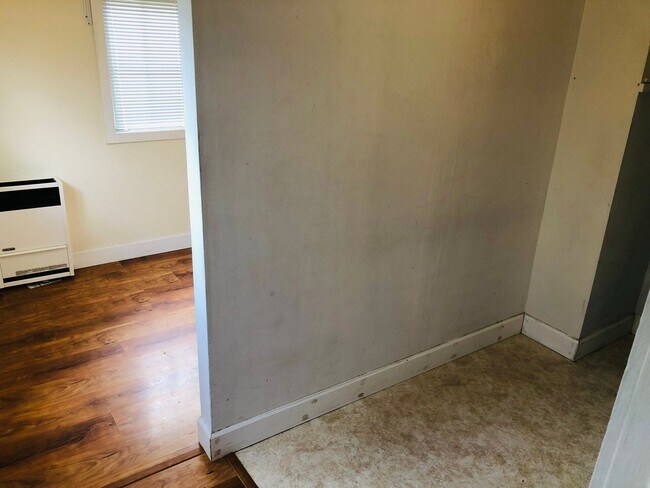 Building Photo - Freshly updated 3 bedroom 1 bath house off...