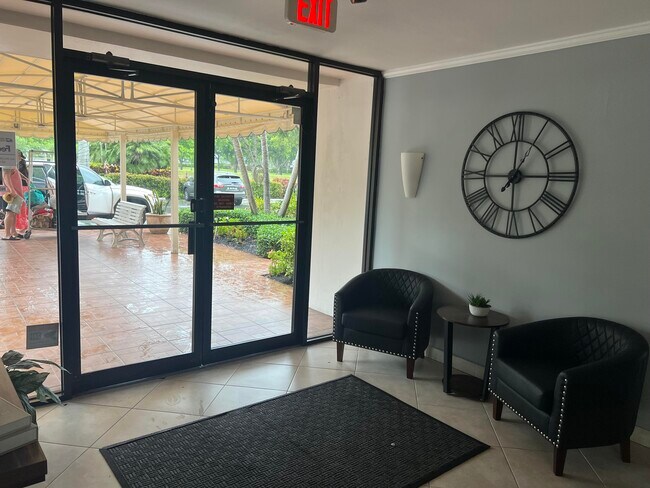 Building Photo - 3300 N Palm Aire Dr