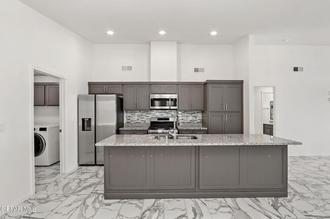 Building Photo - 2833 Maria Casas St