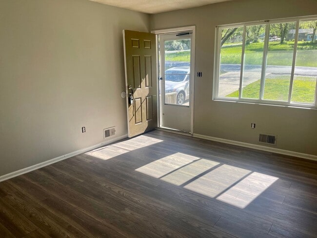 Building Photo - Fresh & Updated 1/2 Duplex