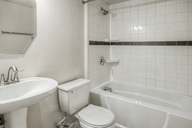 Building Photo - 2126 Highland Bay Ct