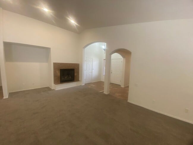 Building Photo - Stunning Home in Kingman – Spacious, Moder...