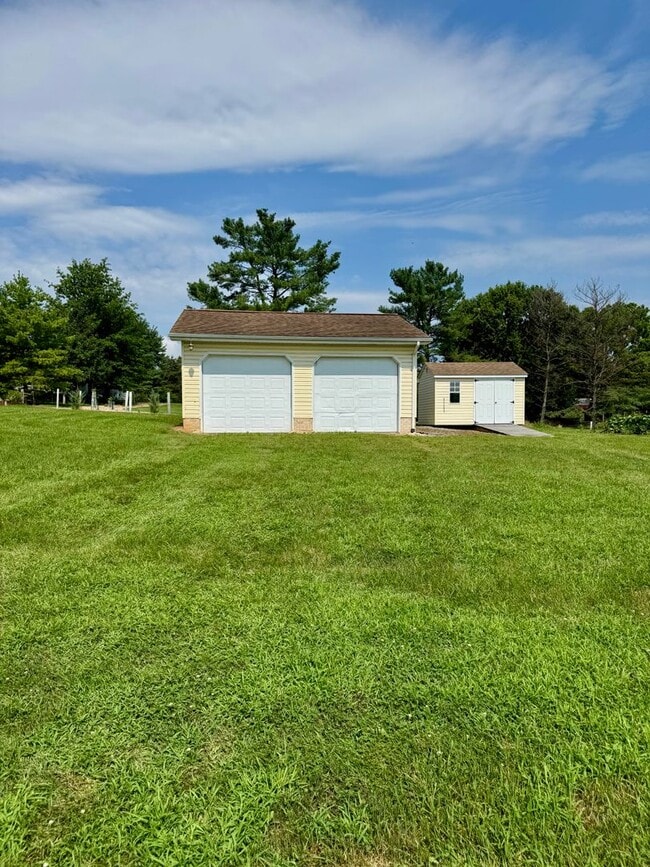 Building Photo - House for Rent in Broadway