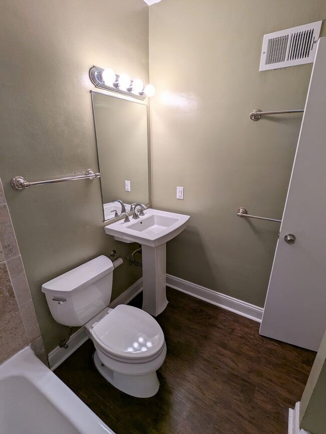 Building Photo - 2 Bedroom 1 Bathroom Loft Apartment (Shadyside)