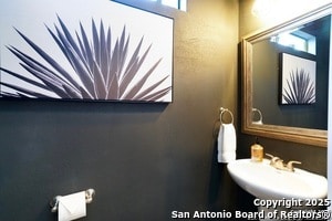 Building Photo - 419 Cactus St