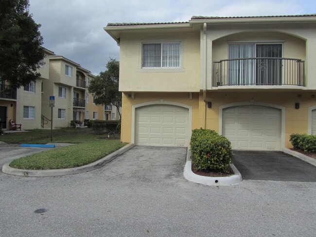 Building Photo - 700 Crestwood Ct S