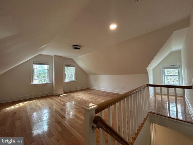 Building Photo - 5 Locust St