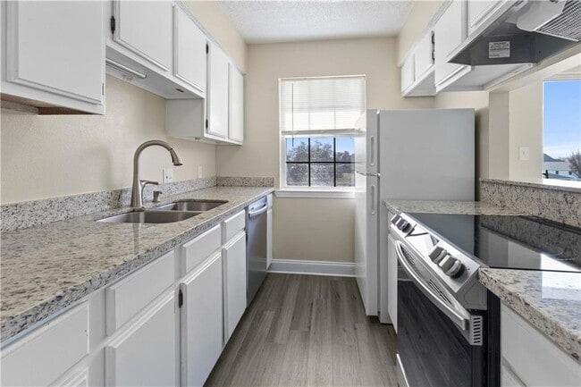 Building Photo - 4800 Pontchartrain Dr