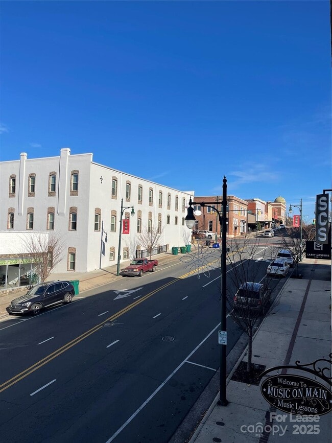 Building Photo - 233 W Main St