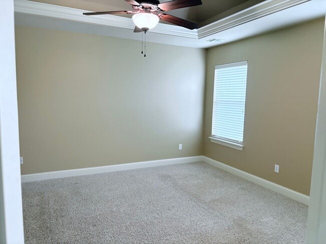 Building Photo - Large four bedroom home in Edmond