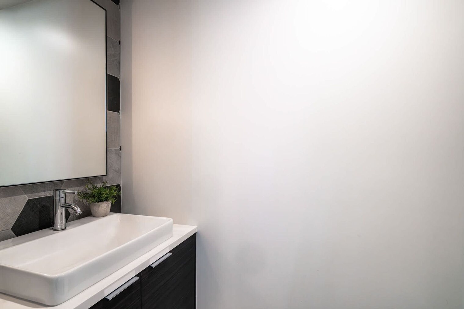 Building Photo - 800 E Hyman Ave