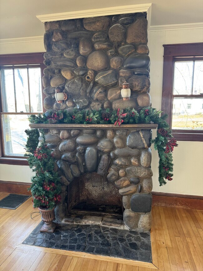 Building Photo - 619 Riverside Dr