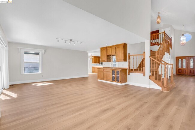 Building Photo - 5650 Edgeview Dr