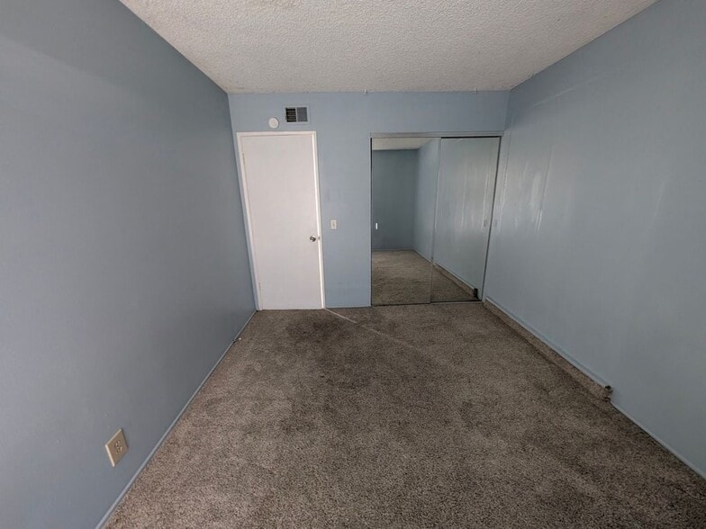 Building Photo - 914 W Alton Ave