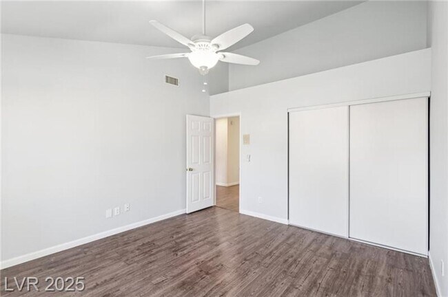 Building Photo - SPACIOUS 3BEDROOM SINGLE STORY TOWNHOME IN...