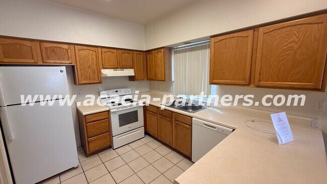 Building Photo - Gated 2 bed 2.5 bath