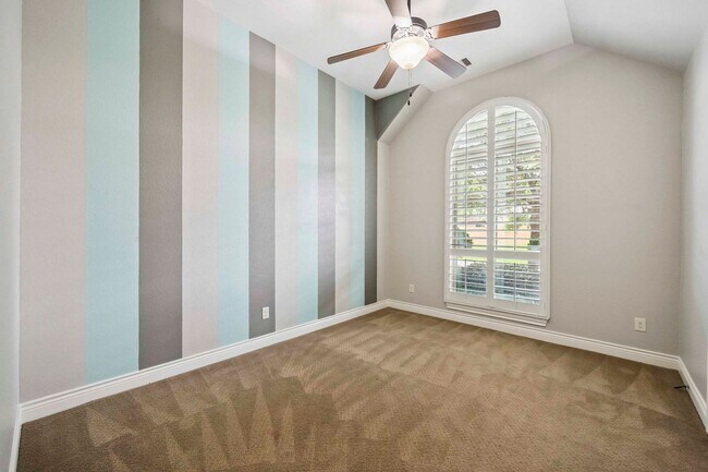 Building Photo - Beautifully maintained 4-beds, 3-bath, 3 c...