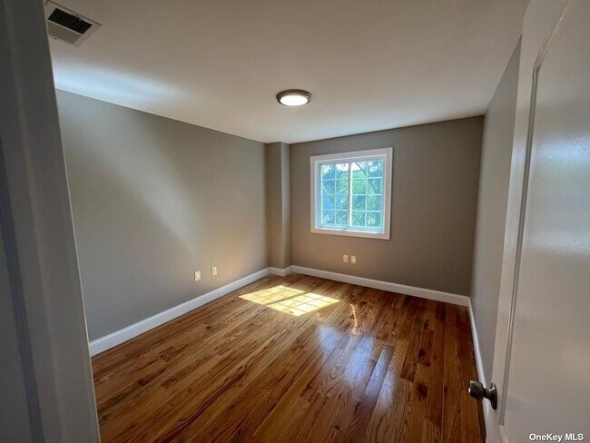 Building Photo - 14-34-34 Dunbar St