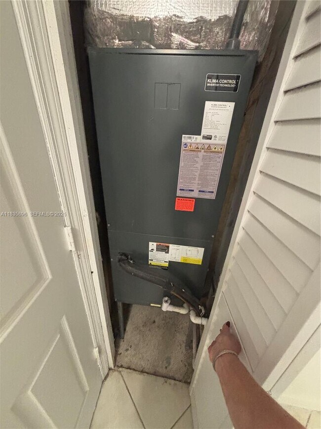 Building Photo - 4156 SW 24th St