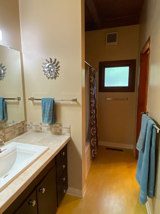 Building Photo - ALL UTILITIES INCLUDED! ~ 3 Bedroom 1 Bath