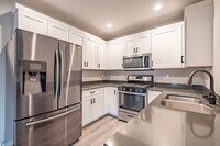 Building Photo - 3 bed 2.5 bath townhouse with garage.
