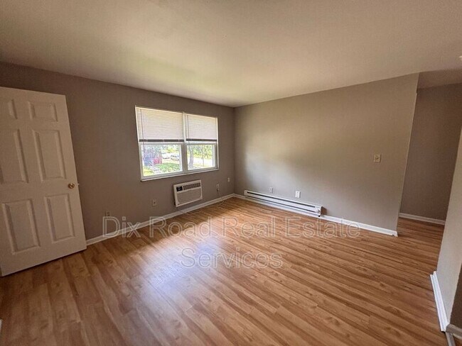 Building Photo - 1708 W Riverview Ave