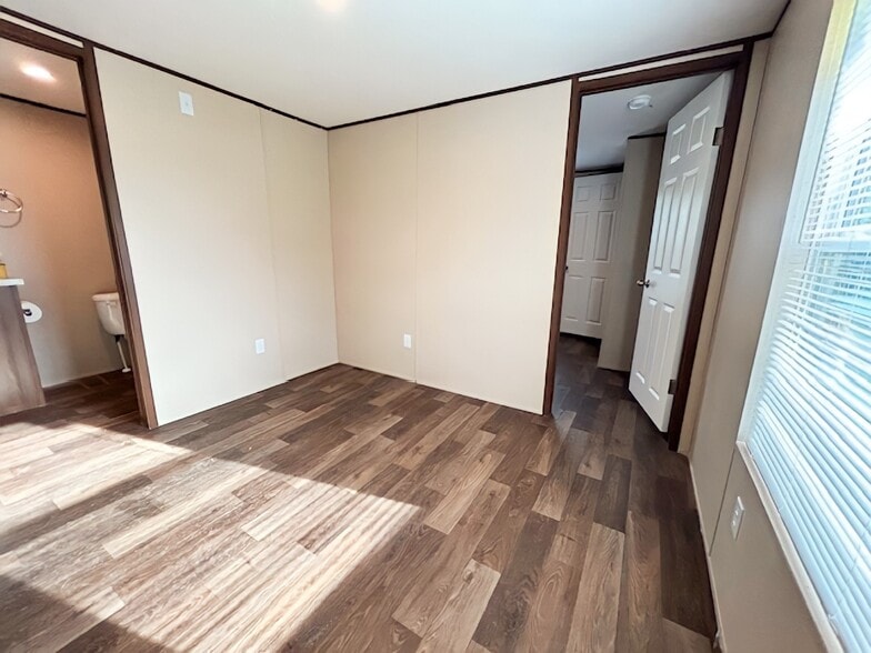 Building Photo - 15 Deerwood Park