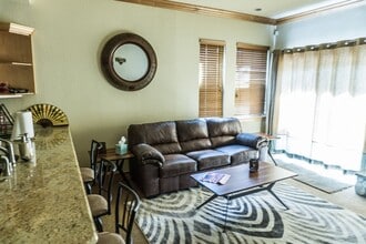 Building Photo - 1 Bedroom Centrally Located Summer Rental