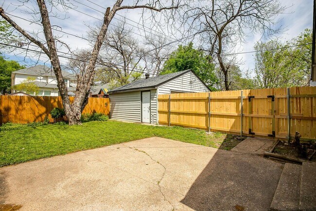 Building Photo - Well Maintained 3 Bed, 2 Bath in Establish...
