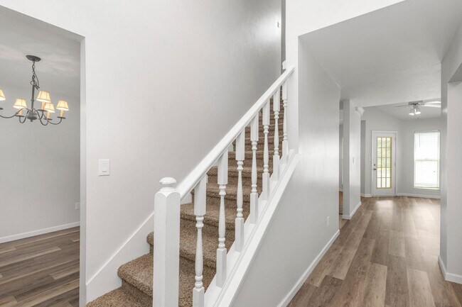 Building Photo - NO JUNE RENT!!!!!! 300 off July Rent...tou...