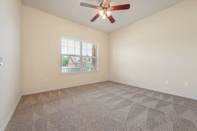 Building Photo - Available August 2026! 4 Bed, 3 Bath in Ho...