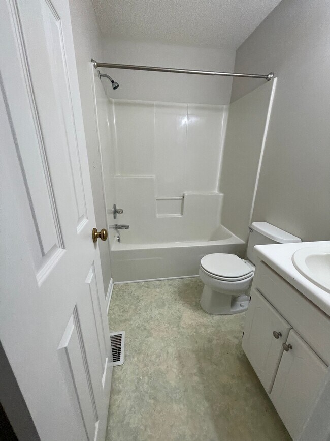 Building Photo - 112 Candle Brook Dr