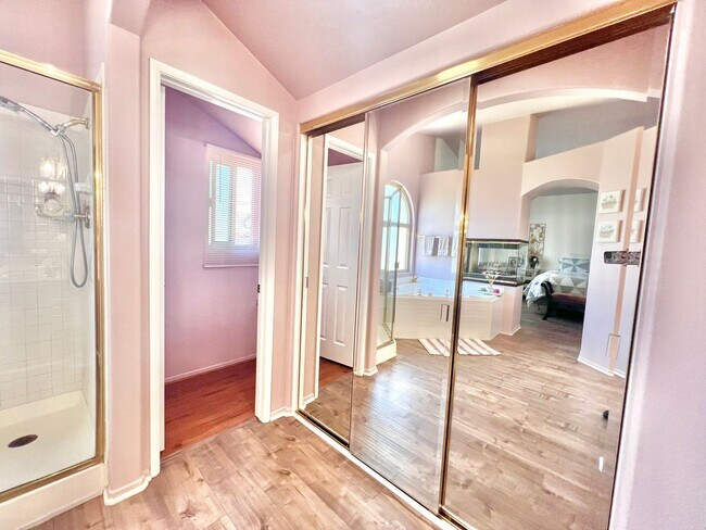 Building Photo - Spacious 5-Bed, 3-Bath Home in Rialto – Ve...